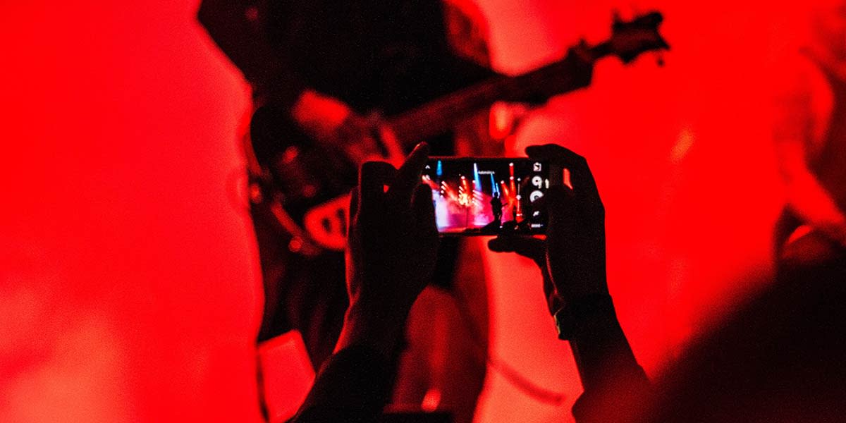 filming-a-concert-with-a-smartphone